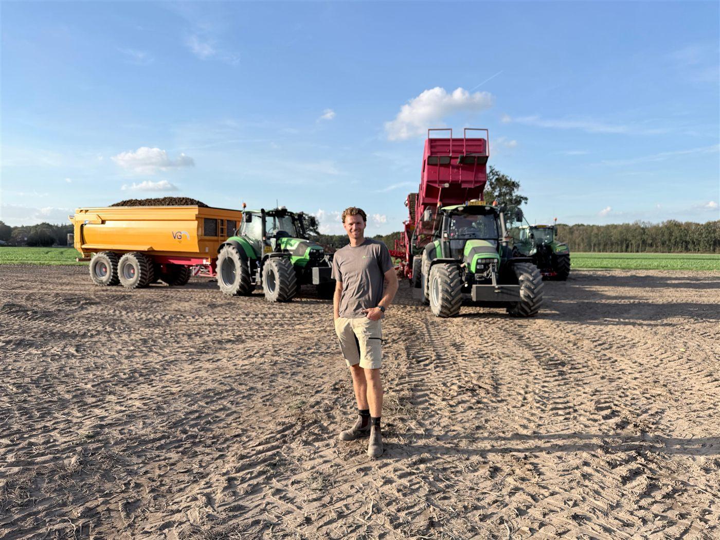 Bietenoogst met trekkers op het land