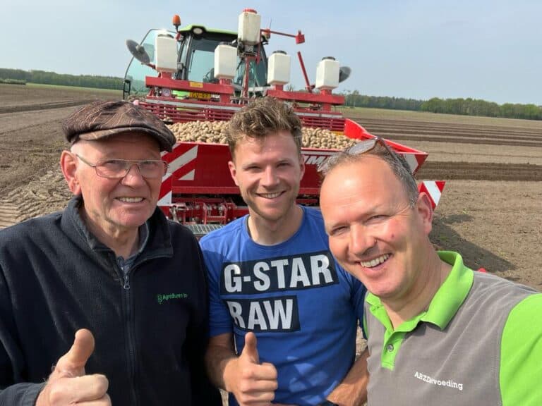 Drie generaties Hendriks samen bij de pootmachine